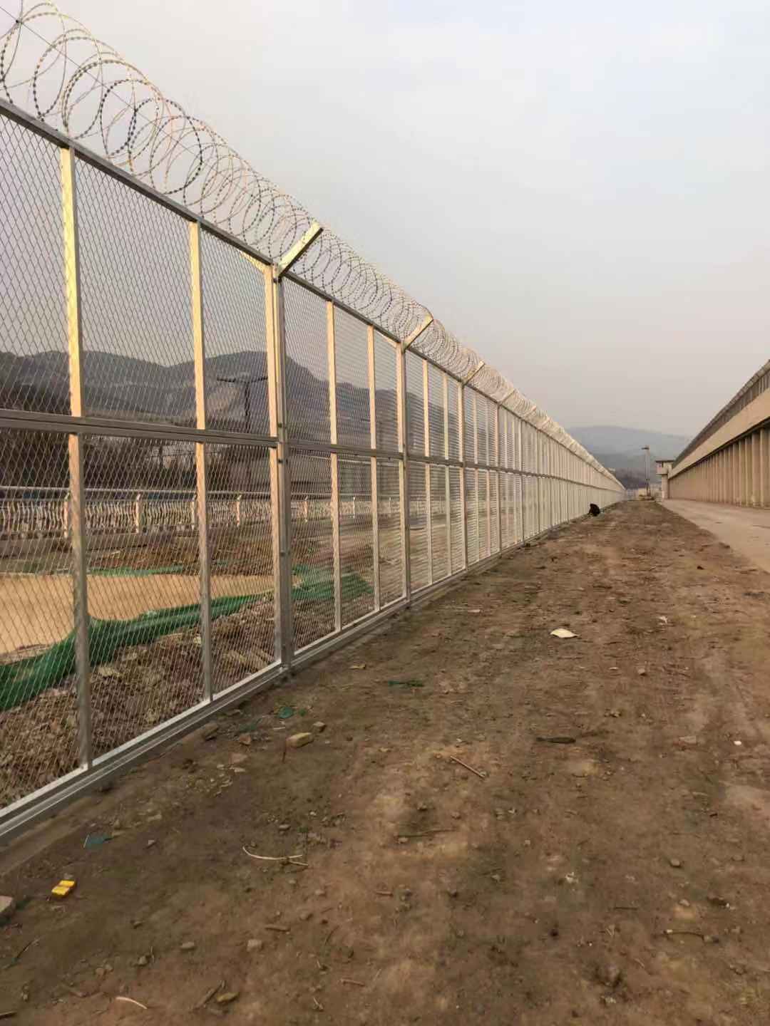 上海监狱浸塑钢网墙图片3
