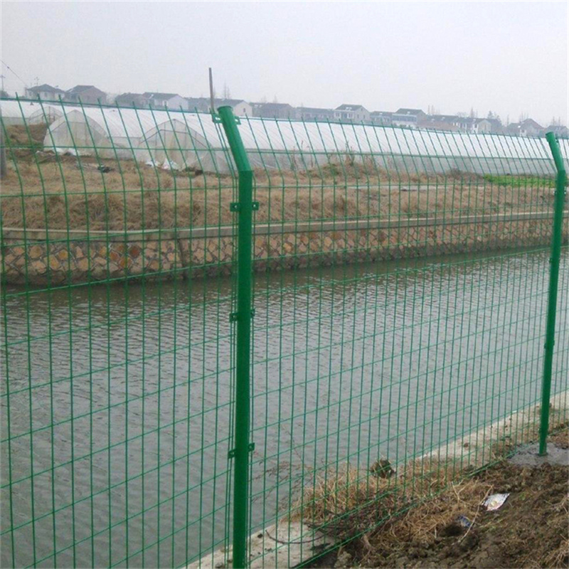 河流沿河堤隔离网