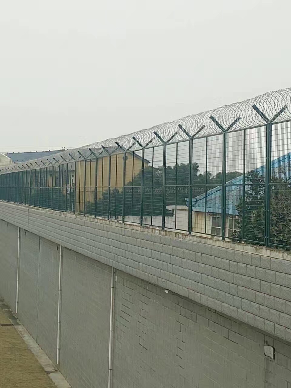 监狱防攀爬钢板网墙图片3
